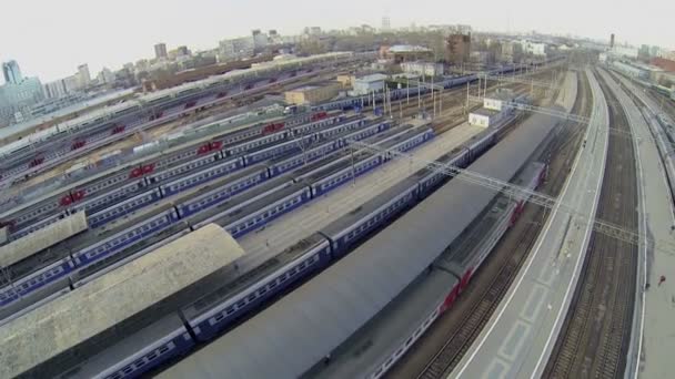 Trein aankomt naar Jaroslavski spoorweg stations — Stockvideo