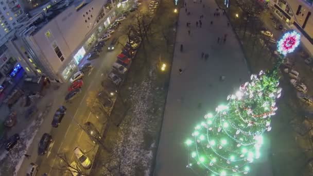 As pessoas caminham perto da árvore de Natal — Vídeo de Stock