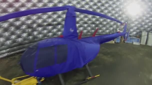 Helicóptero aparcado en hangar — Vídeos de Stock