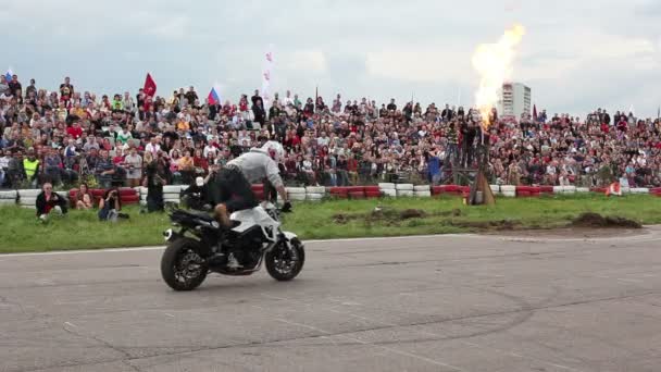 El hombre monta motocicleta en una rueda en el Festival — Vídeo de stock