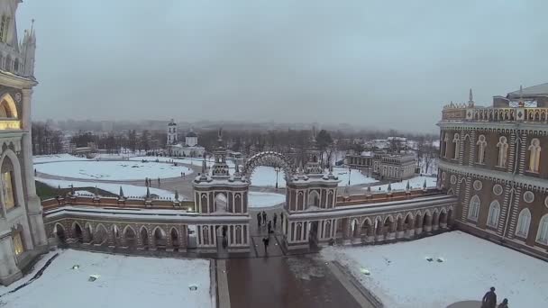 Poort van het paleis complex in Tsaritsyno — Stockvideo