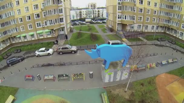 Moderne Kunstskulptur des blauen Nashorns — Stockvideo