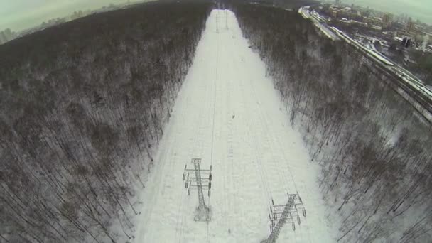 Paysage urbain avec lignes électriques le long de la clairière — Video