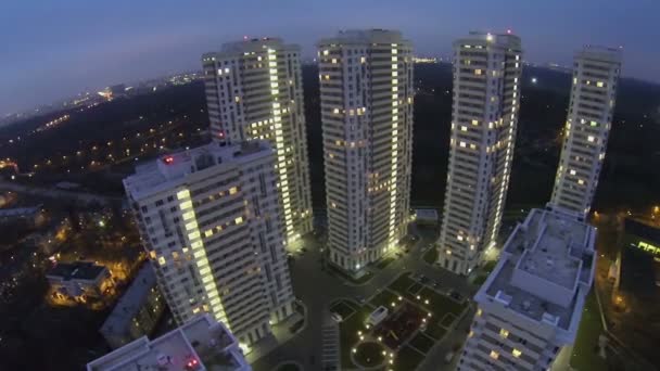 Complexo habitacional com iluminação no Outono — Vídeo de Stock