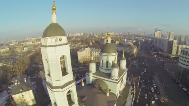 Paisaje urbano con templo de San Sergey Radonezhsky — Vídeo de stock
