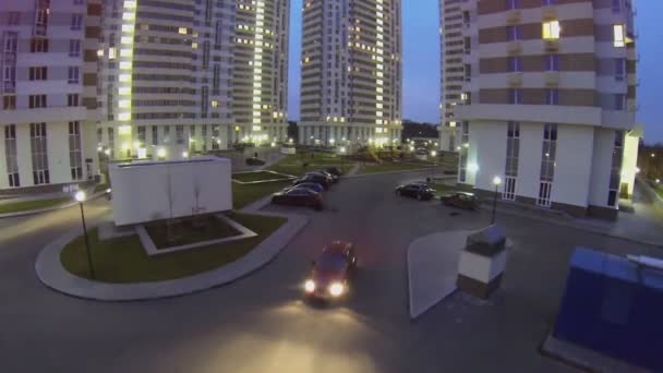 Car rides near dwelling complex — Stock Video