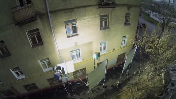 Спеціальне світлове обладнання освітлює стіну — стокове відео