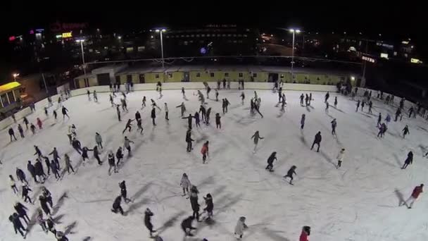 アイス スケート リンクでスケートをする人々 — ストック動画
