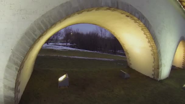 Verlichte bouw van het Rostokinsky aquaduct — Stockvideo