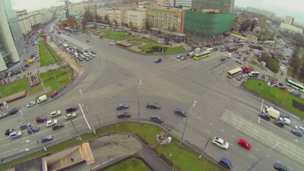 Trafic carrefour sur la place Preobrazhenskaya — Video