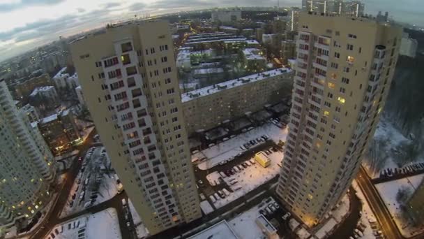 Hoog residentiële huizen tegen stadsgezicht op winter — Stockvideo