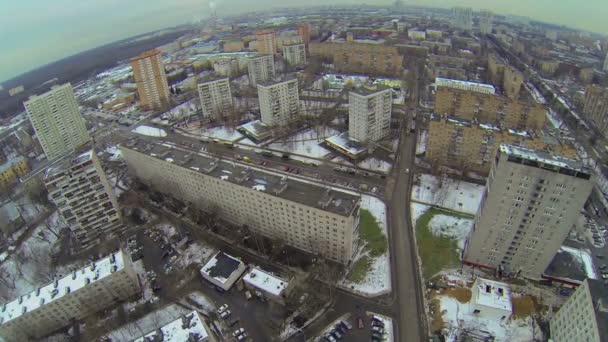 Cityscape s tramvajová jízda po ulici — Stock video