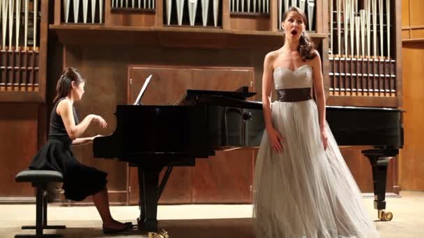 Pianist spielt und Sänger singt Lied — Stockvideo