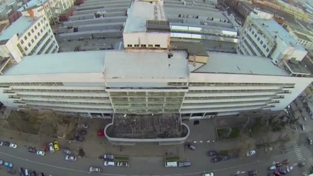 Auto's rijden door straat in de buurt van afdrukken faciliteit — Stockvideo