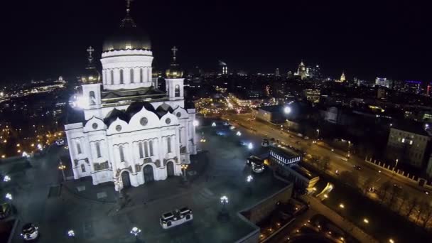 Tráfego urbano perto da Catedral de Cristo Salvador — Vídeo de Stock