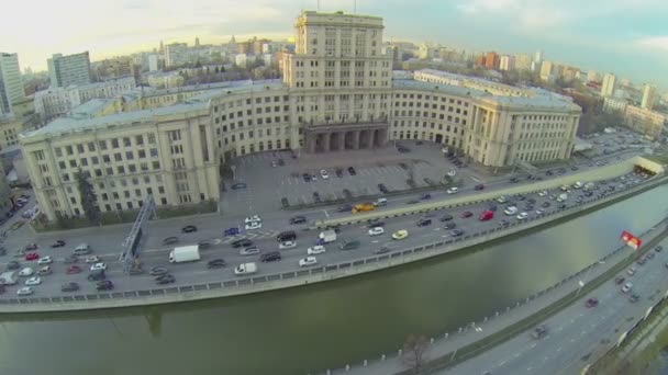 Tráfico en muelle cerca del edificio de MGTU — Vídeos de Stock