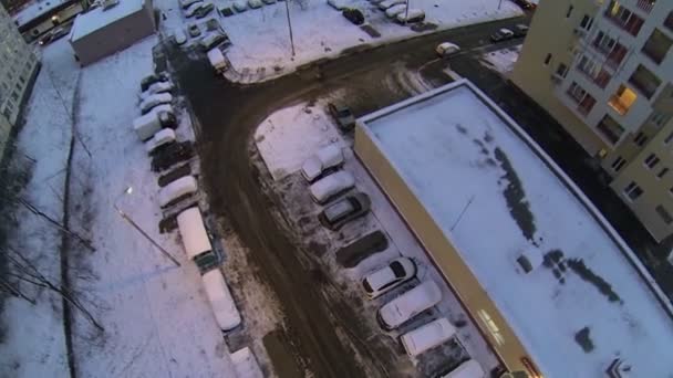 Sector urbano con tráfico público en invierno — Vídeos de Stock