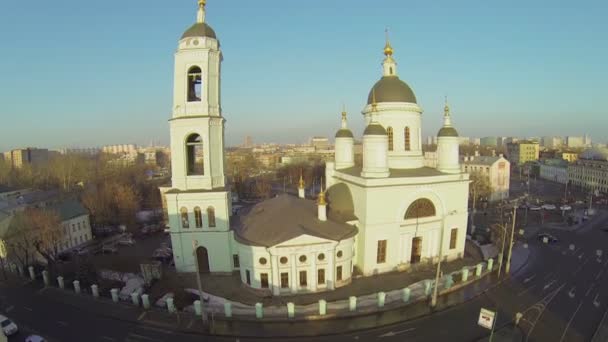 Городской транспорт рядом с церковью — стоковое видео