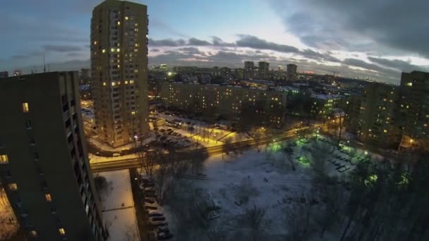 Stadtbild mit Straßenverkehr am Winterabend — Stockvideo