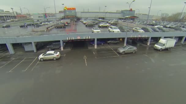ショッピングセンターモールギャラリーの近くの駐車場 — ストック動画