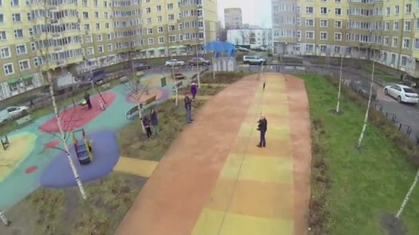 Pessoas no parque infantil da inovação — Vídeo de Stock