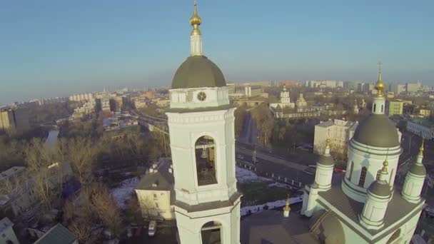Cityscape met kerk van St. Sergey Radonezhsky — Stockvideo