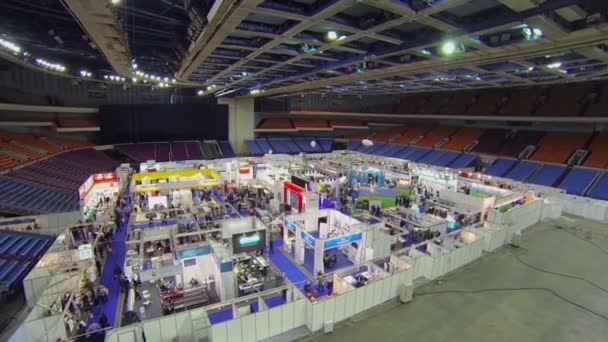 Ludzie chodzą przez International Exhibition Expoclean — Wideo stockowe