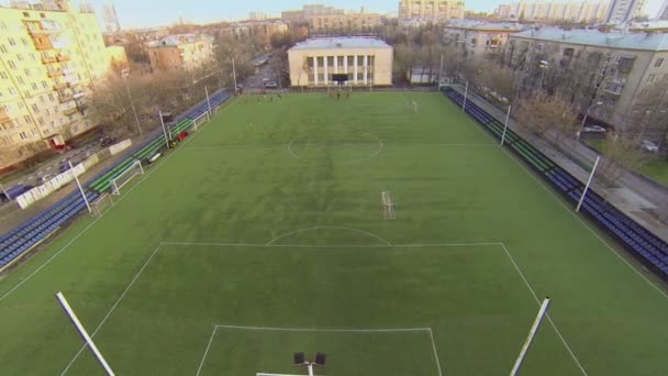 Menschen spielen Fußball auf Fußballplatz — Stockvideo