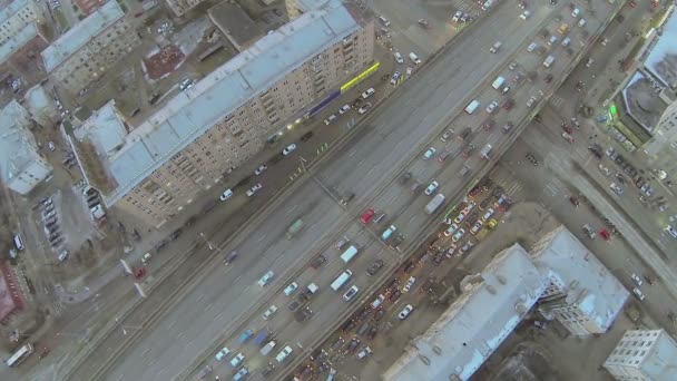 Tráfico urbano en el cruce de carreteras — Vídeos de Stock