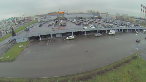 Tráfico de coches cerca del centro comercial — Vídeos de Stock