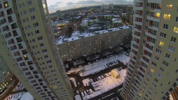 Высотные жилые дома против городского пейзажа в зимний период — стоковое видео