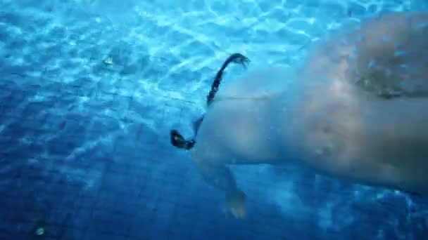 Girl dives into water to bottom — Stock Video