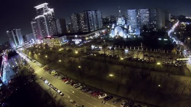 Városi forgalom Boulevard-templom közelében — Stock videók
