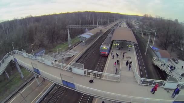 Llegada del tren a la estación de tren — Vídeos de Stock