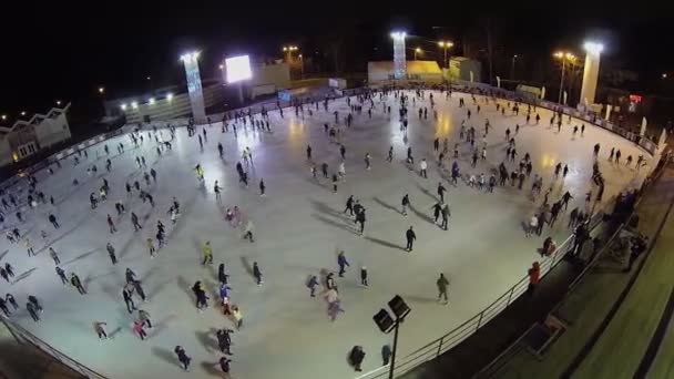 Skating rink with people in park — Stock Video