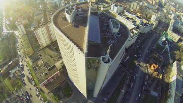 Stadtverkehr in der Nähe von Bürogebäuden — Stockvideo