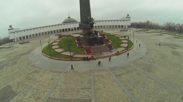 Tourists near Victory Monument with St. George — Stock Video