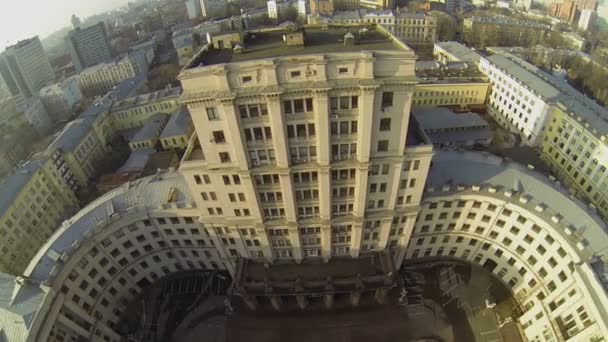 Paisaje urbano con edificio de universidad nombrado por Bauman — Vídeo de stock