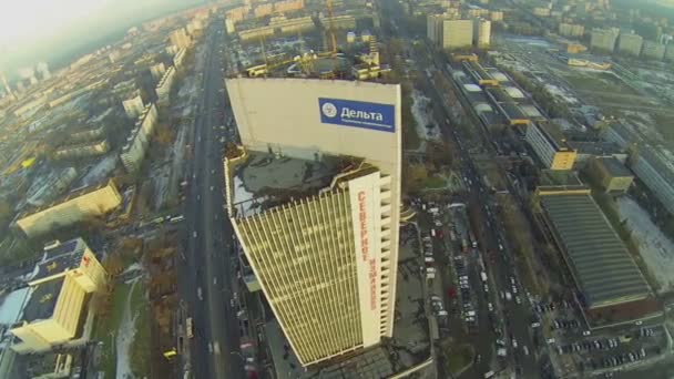 Traffico urbano vicino a edificio alto — Video Stock