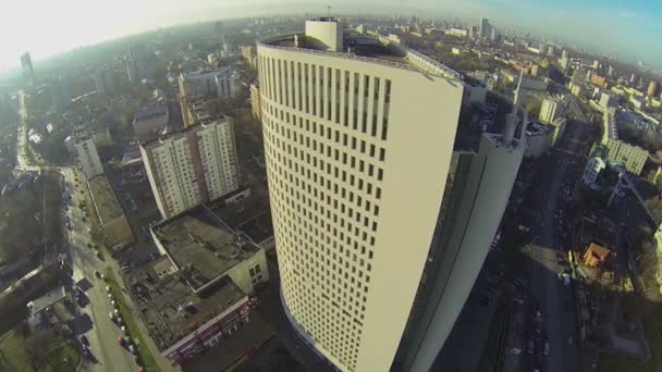 Paisaje urbano con edificio de oficinas alto — Vídeo de stock