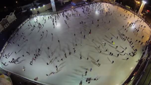 Multitud en pista de patinaje en parque recreativo — Vídeos de Stock
