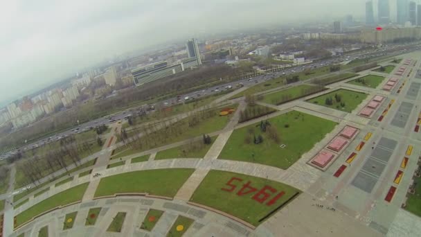 Miejski park pomnik złożony — Wideo stockowe