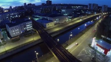 Metro treni Preobrazhensky köprüsüile geçiyor