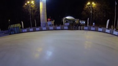 İnsanlar buz pateni zamanını bekler.