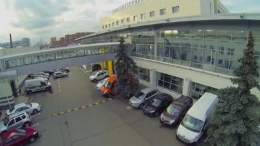 Mosrentservice binası yakınında park edilmiş arabalar