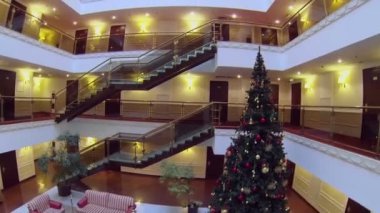 Otelin fuayesinde Noel ağacı