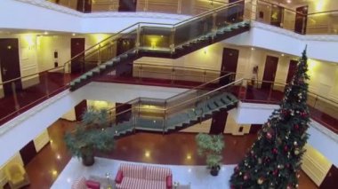 noel ağacı ile otel fuaye