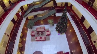 Adam oteldeki dairesine yürüyor