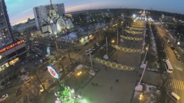 Diriliş Kilisesi yakınındaki şehir trafiği