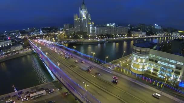 Bilar kör genom Embankment och bro — Stockvideo